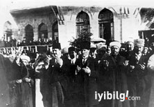 �lk Meclis'te yemin nas�ld�?