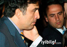 Saakaşvili’nin yanağını kim okşadı?