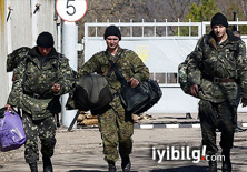 Ukraynalı askerler Kırım'ı boşaltıyor