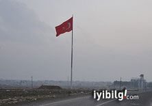 Suriye sınırına dev bayrak